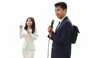 试镜间第七号的编号牌与等候椅