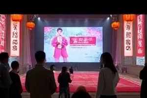 群演午餐时段的盒饭与休息区