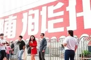 签名墙背面的临时通道与器材箱